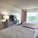 Holiday Inn & Suites Fayetteville W-Fort Bragg Area by IHG - Hotels