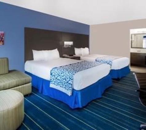 Days Inn & Suites by Wyndham Anaheim At Disneyland Park - Anaheim, CA