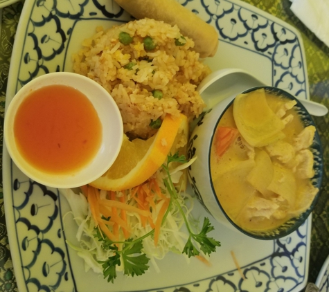 Salathai Thai Cuisine - San Gabriel, CA. Yellow curry chicken lunch special