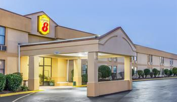 Super 8 by Wyndham Knoxville Downtown Area - Knoxville, TN