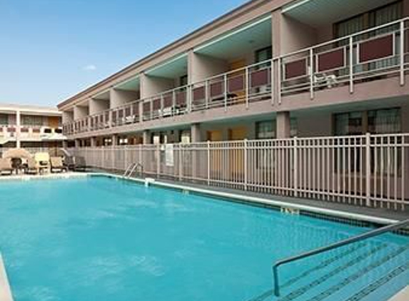 Ramada by Wyndham Rockville Centre - Rockville Centre, NY