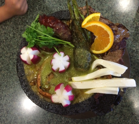 Jalisco Bar and Grill - Yuba City, CA. Muy buen molcajete