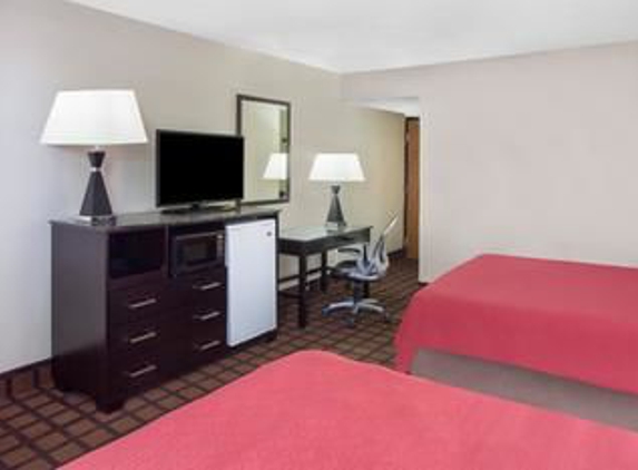 Super 8 by Wyndham Chicago IL - Chicago, IL