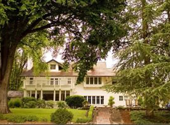 Willows Orchard Mansion - Central Point, OR