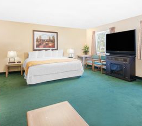 Days Inn & Suites Airport Dome - Fargo, ND