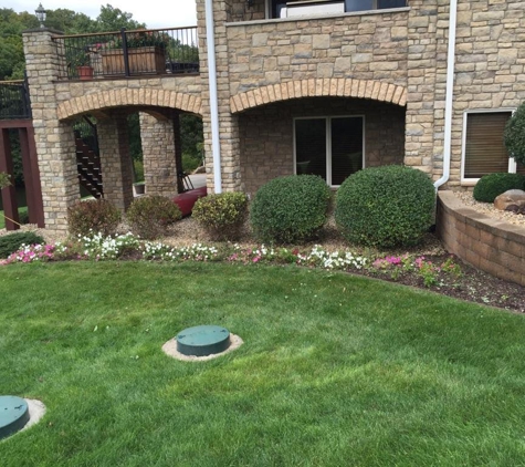 Country Club Lawn Care & Landscape - Marion, IA