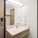 Super 8 by Wyndham Metropolis - Hotels