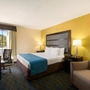 Days Inn & Suites by Wyndham Commerce - Motels