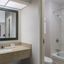 Days Inn & Suites by Wyndham Navarre - near Beaches/Hurlburt - Hotels