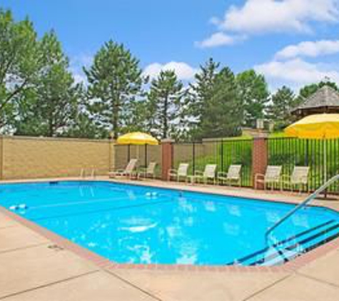 Days Inn & Suites by Wyndham St. Louis/Westport Plaza - Saint Louis, MO