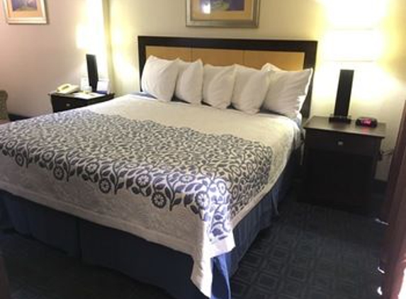 Days Inn & Suites by Wyndham Tampa near Ybor City - Tampa, FL