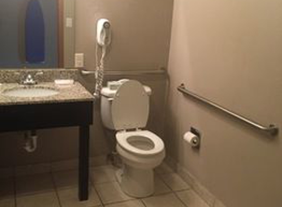 Super 8 by Wyndham Louisville Airport - Louisville, KY