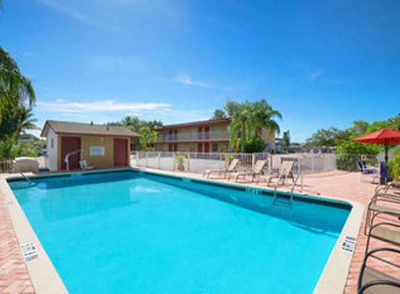 Super 8 by Wyndham Bradenton Sarasota Area - Bradenton, FL