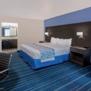 Days Inn & Suites by Wyndham Anaheim At Disneyland Park - Motels